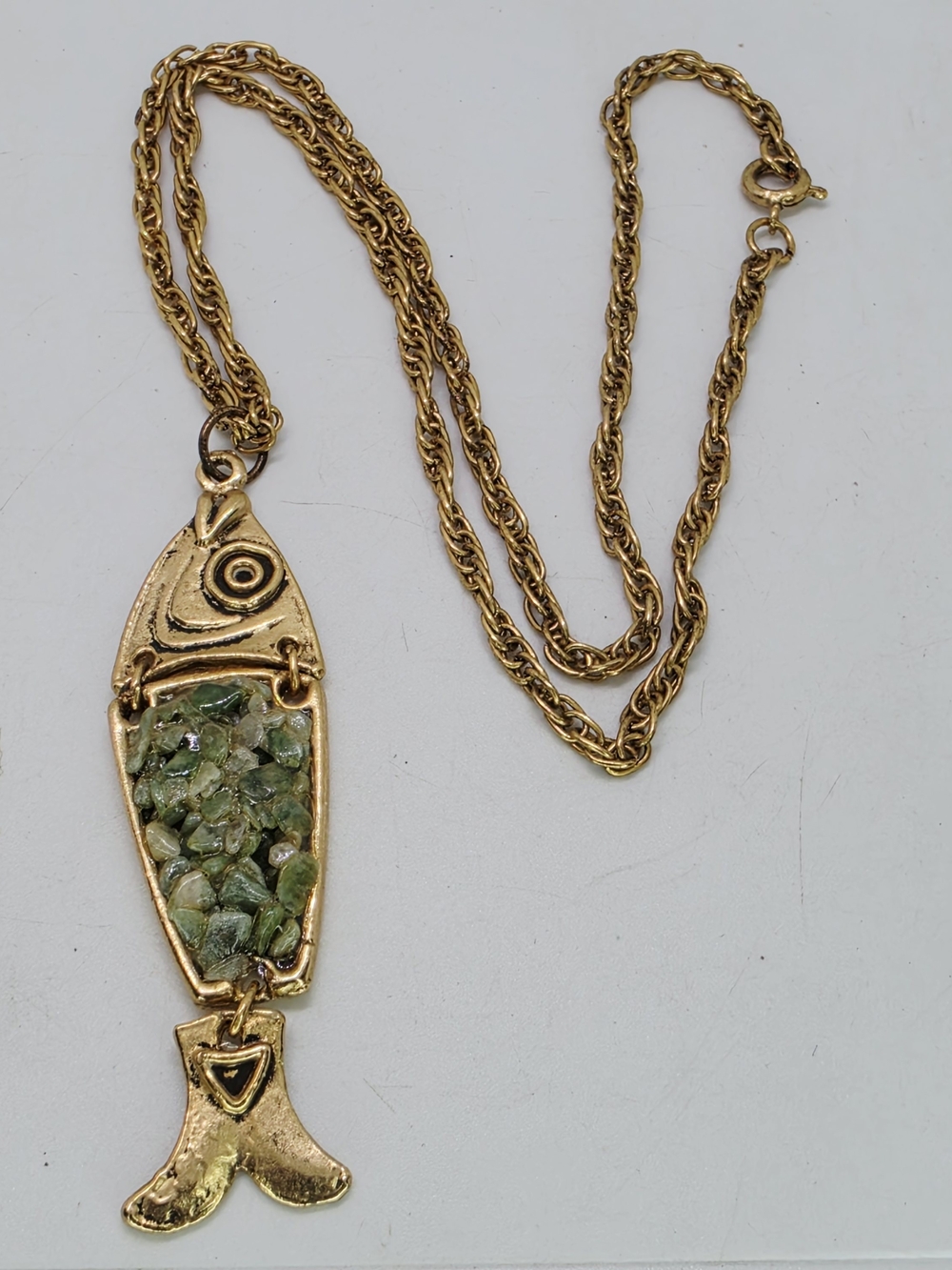 Vintage Jade Chip Gold Tone Articulated Wiggle Fish Pendant Chain Necklace